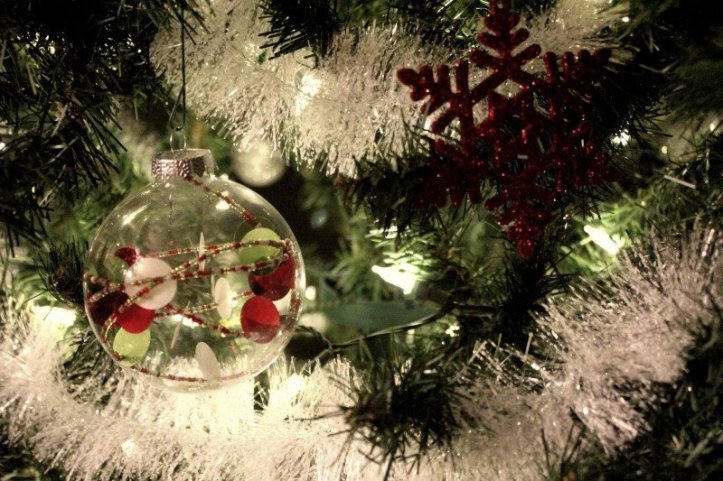 glass-baubles-on-christmas-tree